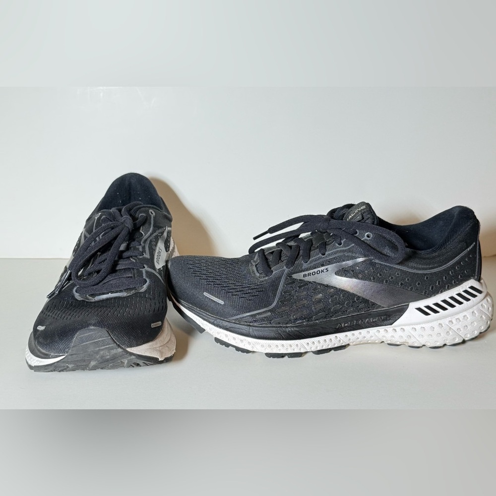 Brooks Women’s Adrenaline GTS 21, Black Running Shoes